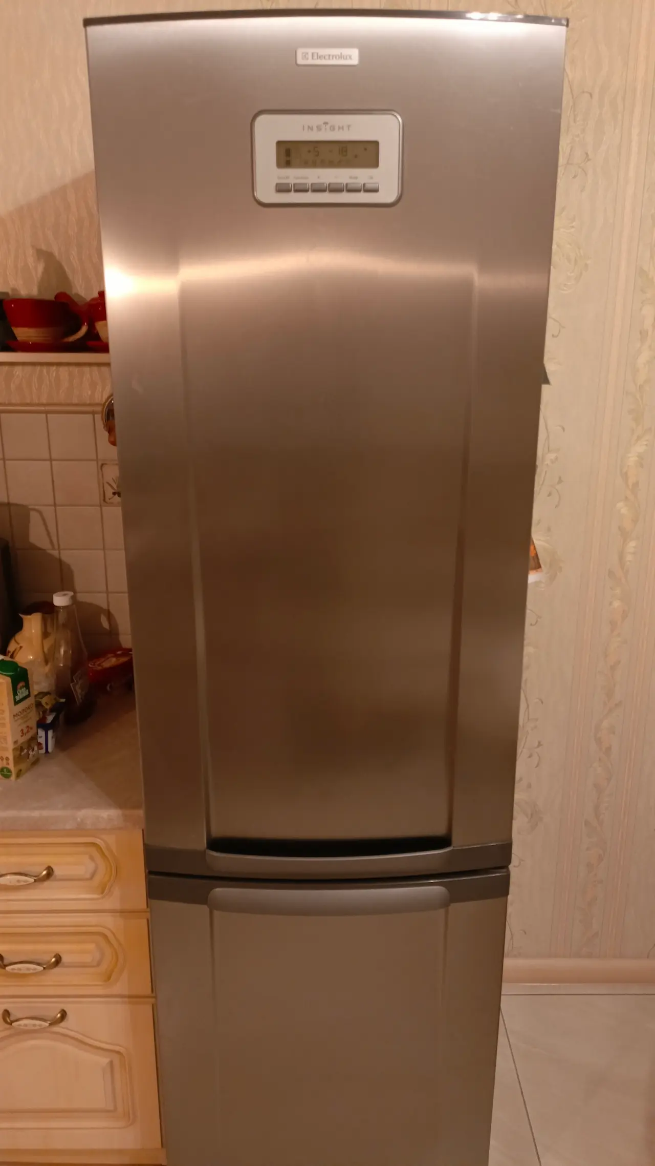 Премиальный холодильник Electrolux ERZ36700X Insight после успешного ремонта на Поле Чудес